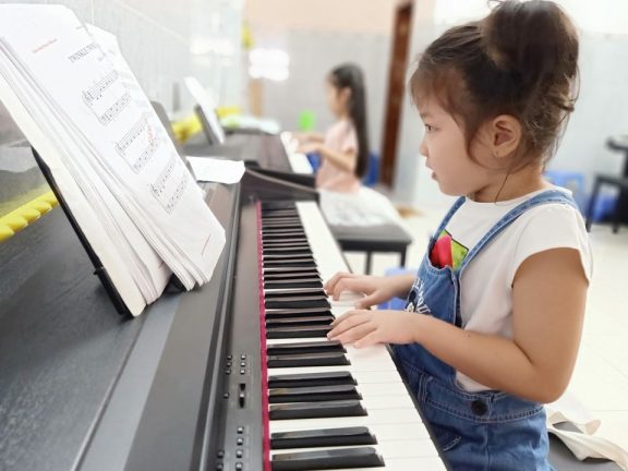 Có nên cho bé học đánh đàn Piano từ sớm hay không?